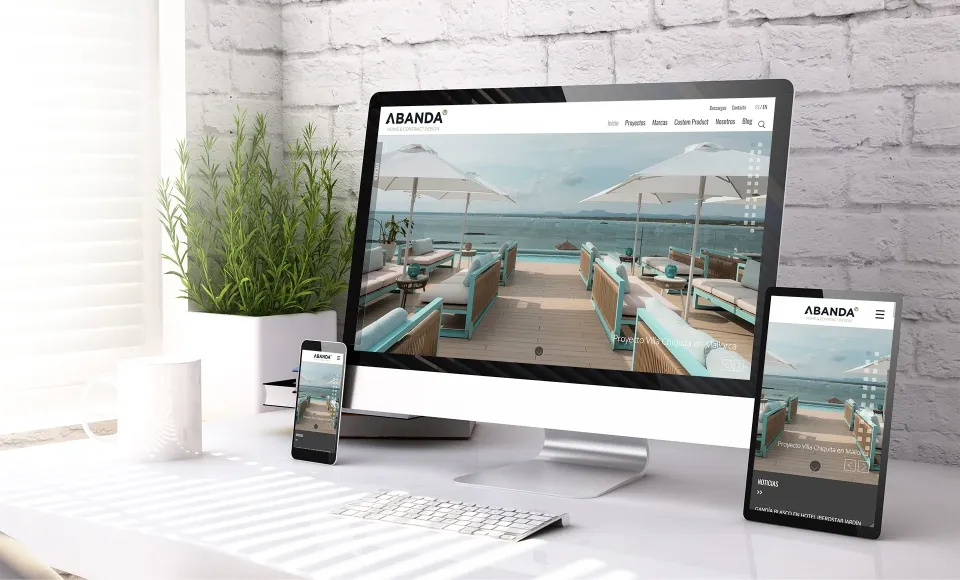 Web de Abanda mostrada en ordenador, tablet y móvil, con una foto de una terraza chill-out