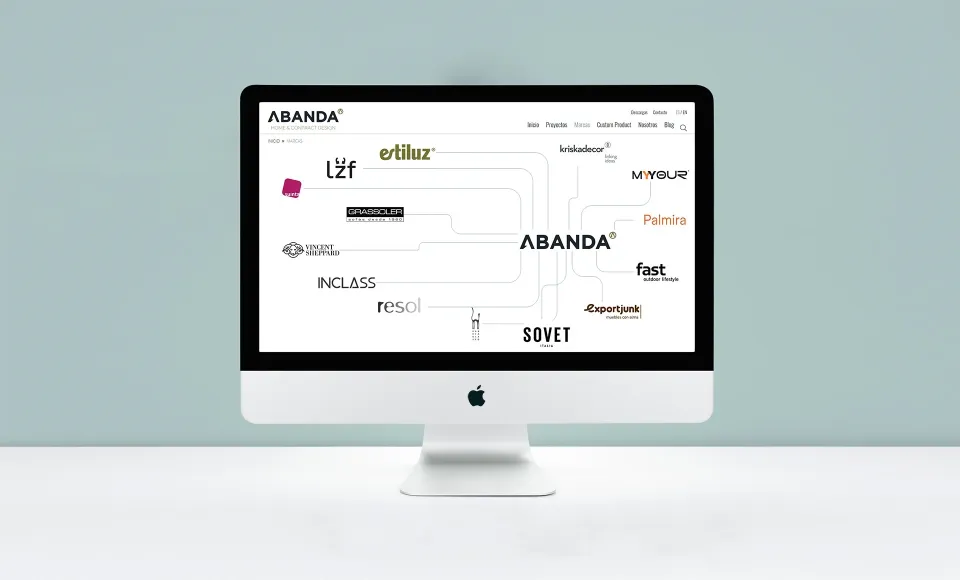 Web de Abanda en un iMac con un mapa de logotipos de las marcas que distribuye