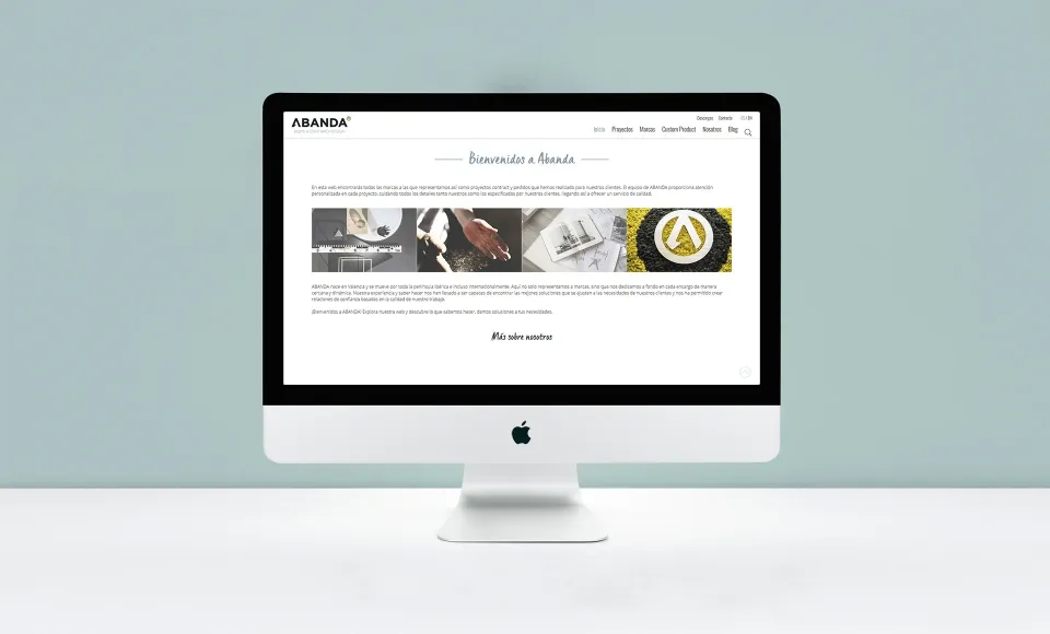 Web de Abanda en un iMac con la página «Bienvenidos a Abanda» y varias fotos pequeñas