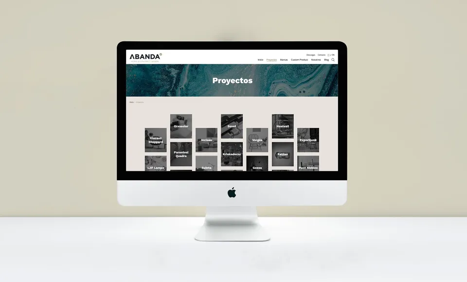 Web de Abanda en un iMac con la página «Proyectos» y una rejilla de miniaturas en blanco y negro