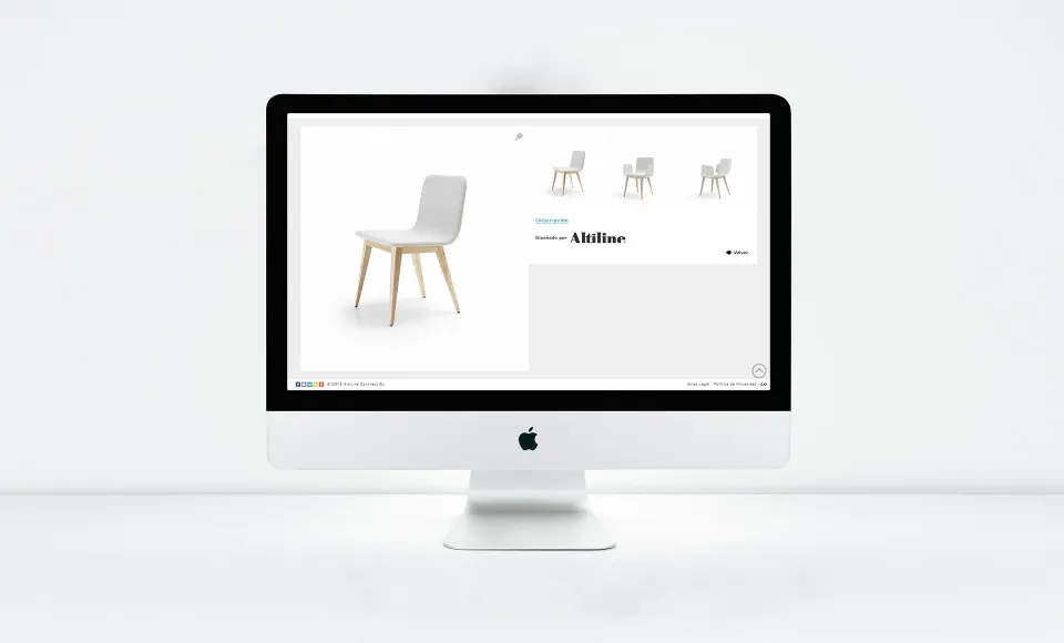 Web de Altiline en un iMac con la ficha de una silla tapizada blanca de patas de madera