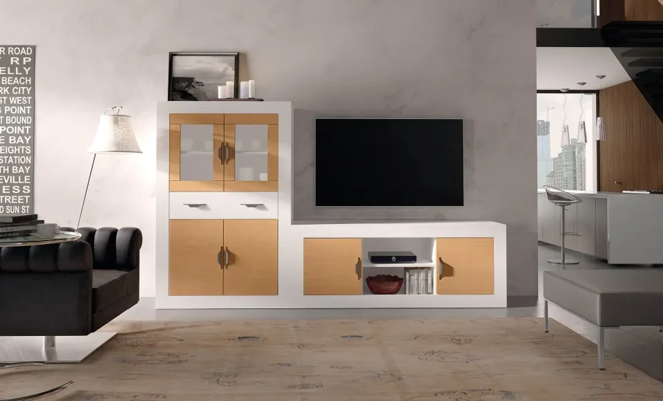 Render 3D de un mueble de salón blanco y roble con TV, junto a un sofá de piel negro