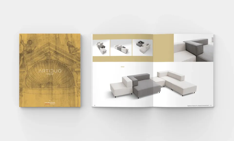 Catálogo Artiduo de Emedos cerrado junto a una doble página abierta con un sofá modular gris
