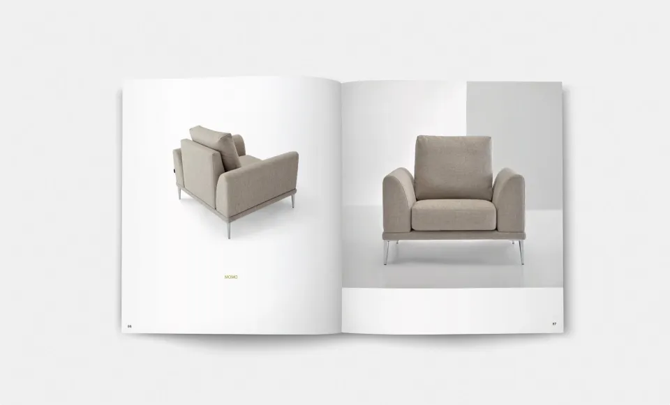 Doble página del catálogo de Emedos con dos sillones beige fotografiados en estudio