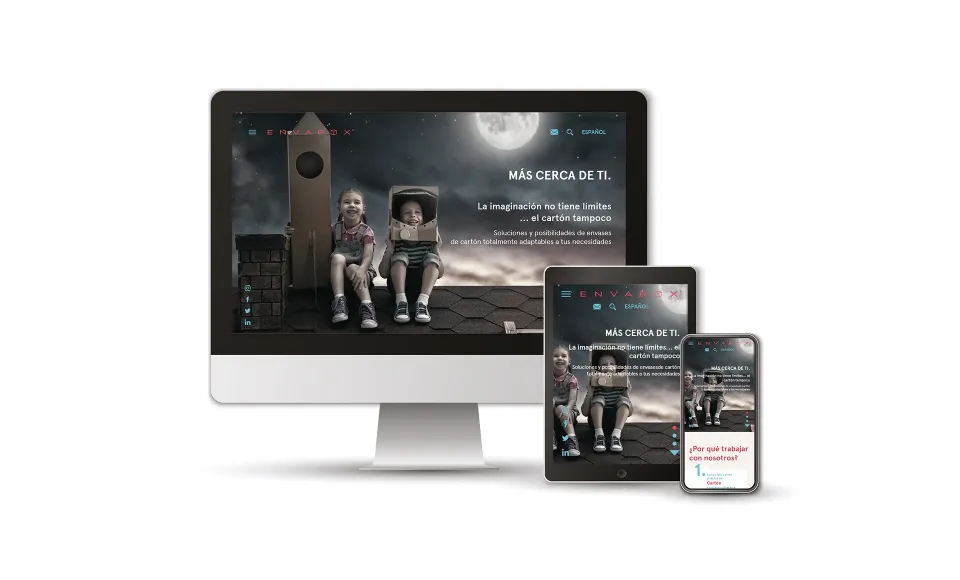 Ordenador, tableta y móvil mostrando la web de Envabox con dos niños disfrazados de astronautas de cartón