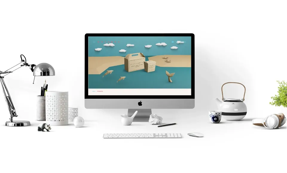 Ordenador de sobremesa con una ilustración de una caja en la playa en la web de Envabox