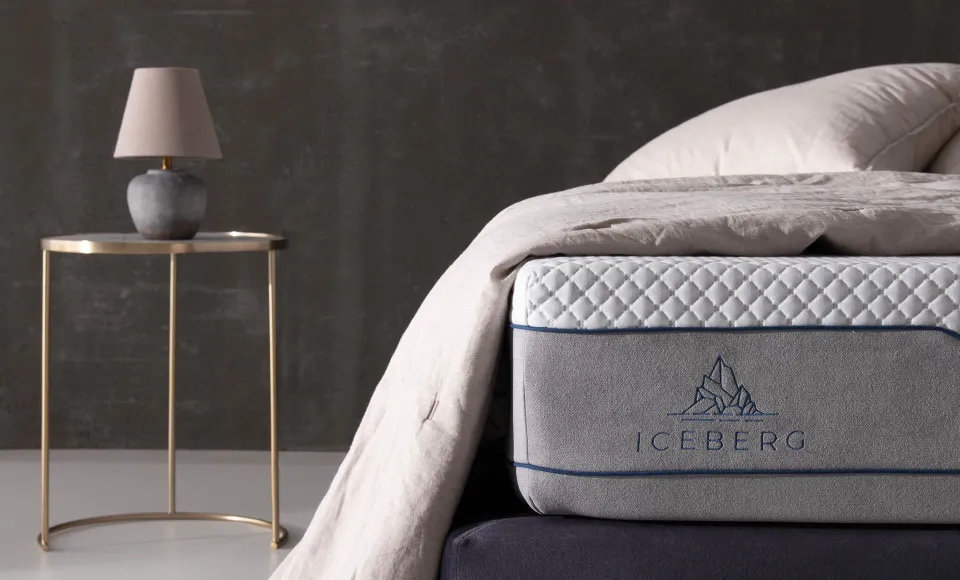 Detalle del borde de un colchón de Karibian Descanso con la marca Iceberg bordada