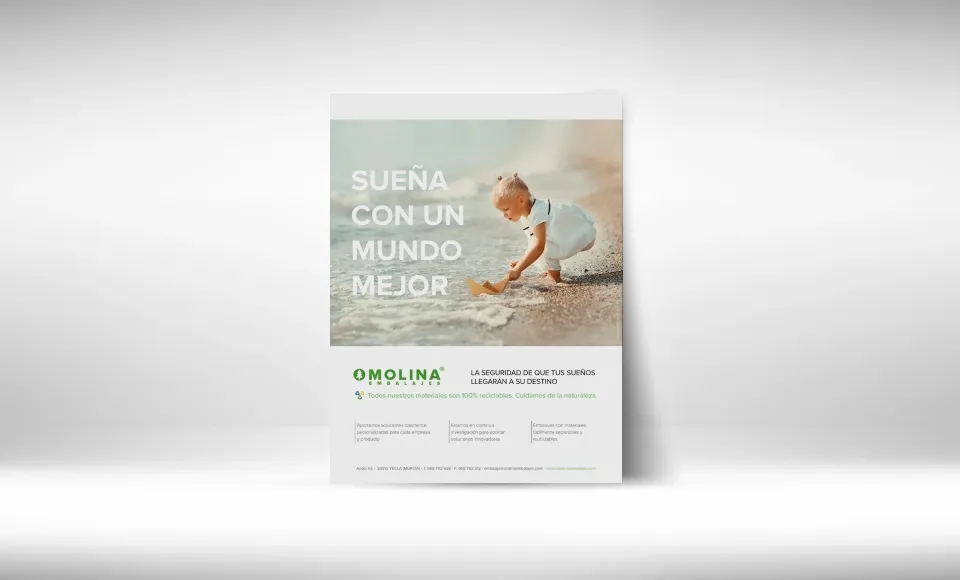 Cartel de Molina con el lema «Sueña con un mundo mejor» y un niño jugando en la playa