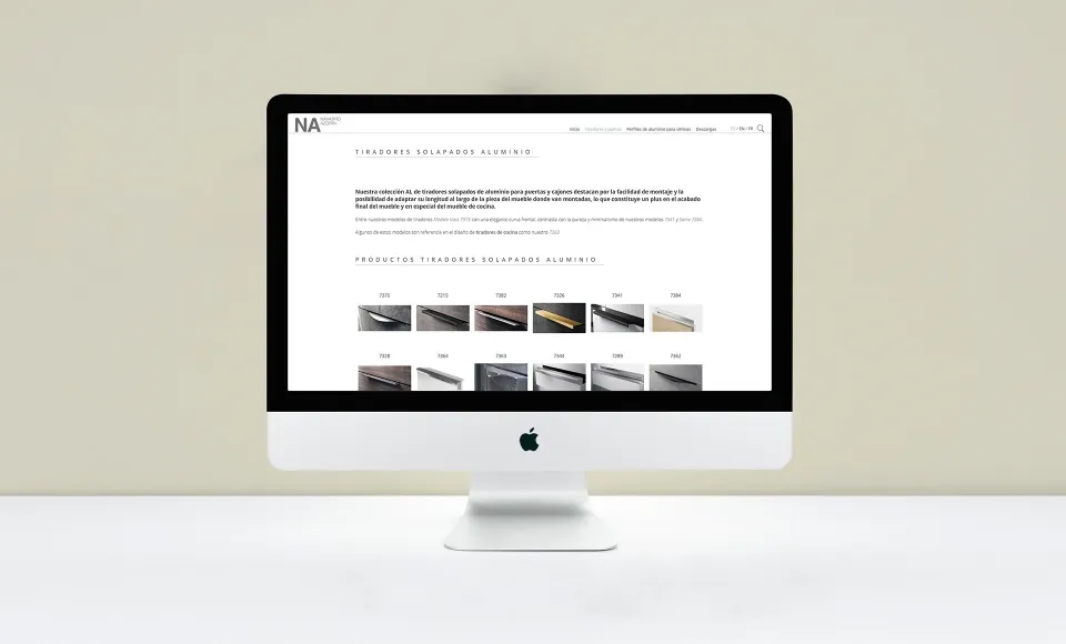 Web de Navarro Azorín mostrando el listado de tiradores de aluminio en un iMac