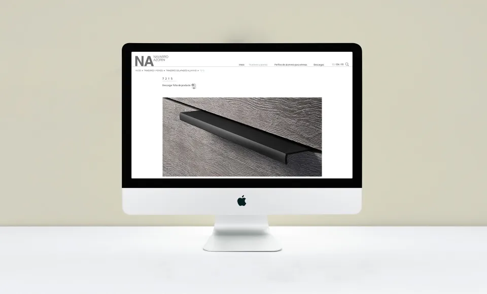 Ficha de producto de un tirador negro en la web de Navarro Azorín, en un iMac