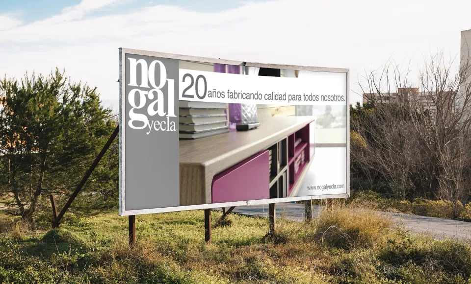 Valla publicitaria de Nogal Yecla en un descampado con foto de un mueble morado
