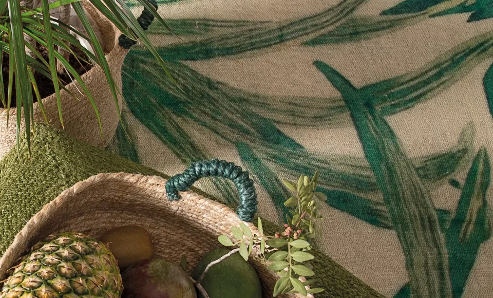 Tejido con estampado tropical y una cesta de mimbre con piña de Parentesi Quadra