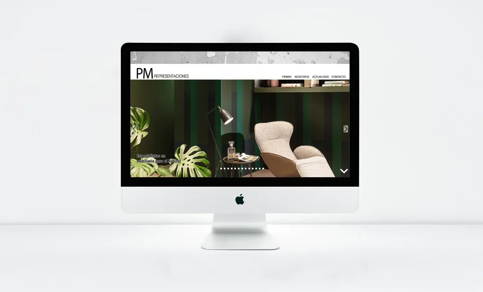 Página de la web de PM Representaciones con un salón en tonos verdes
