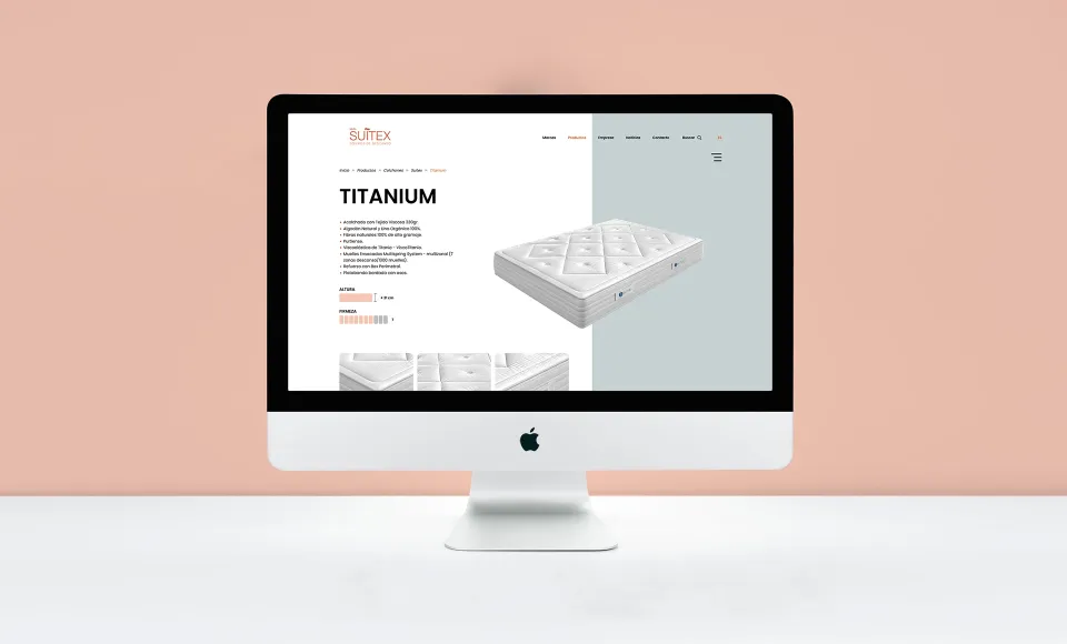 Ordenador con la ficha del colchón Titanium en la web de Suitex sobre fondo rosado