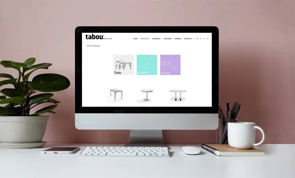 Ordenador sobre un escritorio con la página de categorías de producto de Tabou Design