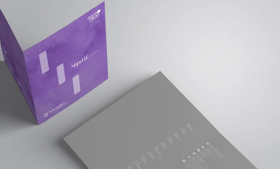 Díptico morado Mystic y folleto gris de Tapicerías Navarro sobre fondo neutro