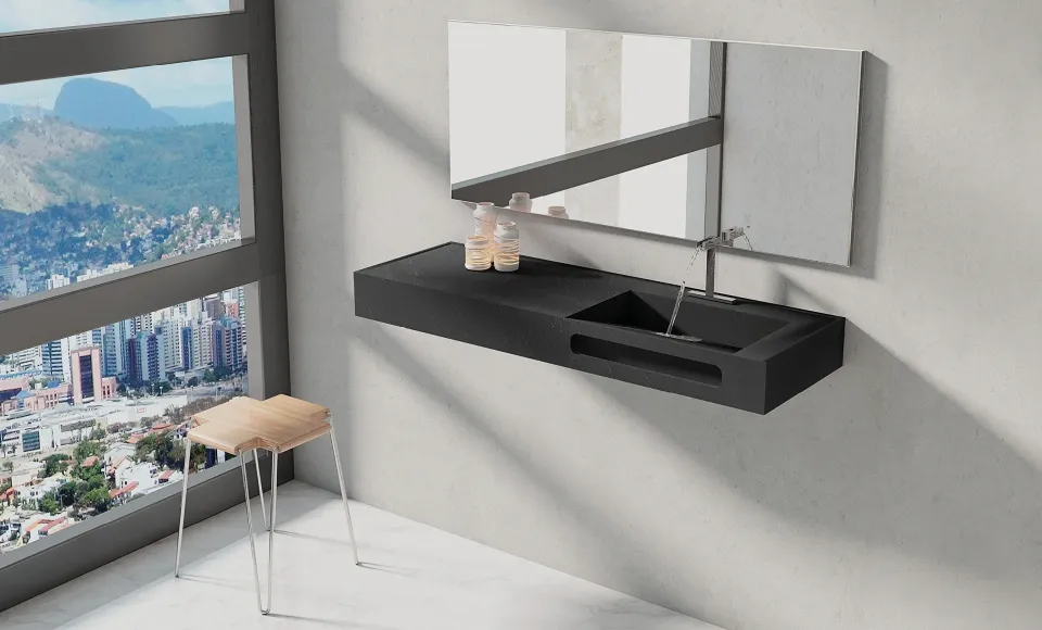Lavabo suspendido en negro con espejo, en un baño con vistas a la ciudad