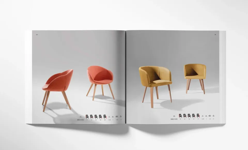 Doble página del catálogo con sillones tapizados en coral y en amarillo mostaza