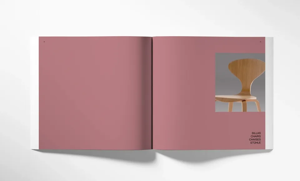 Página rosa del catálogo «Sillas, Chairs, Chaises, Stühle» con una silla de madera curvada