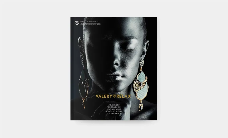 Portada del catálogo de Valery Relax con el rostro de una mujer y unos pendientes joya en primer plano