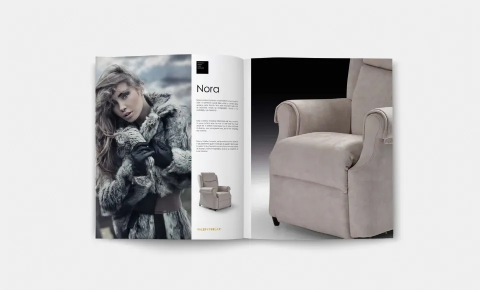 Página del catálogo con el sillón relax «Nora» en beige, junto a una fotografía de moda