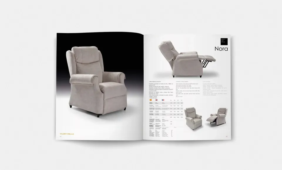 Doble página con el sillón relax «Nora» en beige, mostrado reclinado junto a su ficha técnica