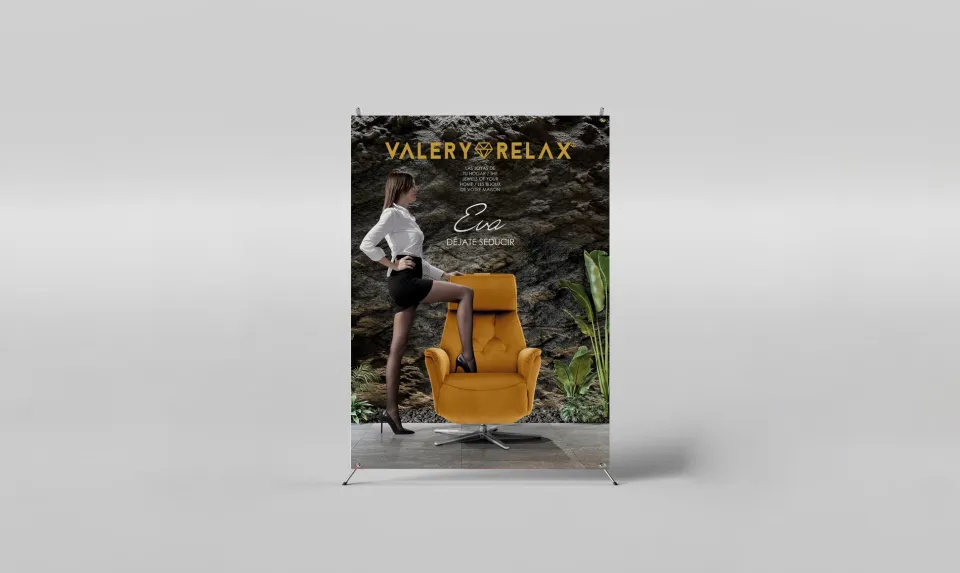 Roll-up publicitario de Valery Relax con el sillón relax «Eva» en color mostaza